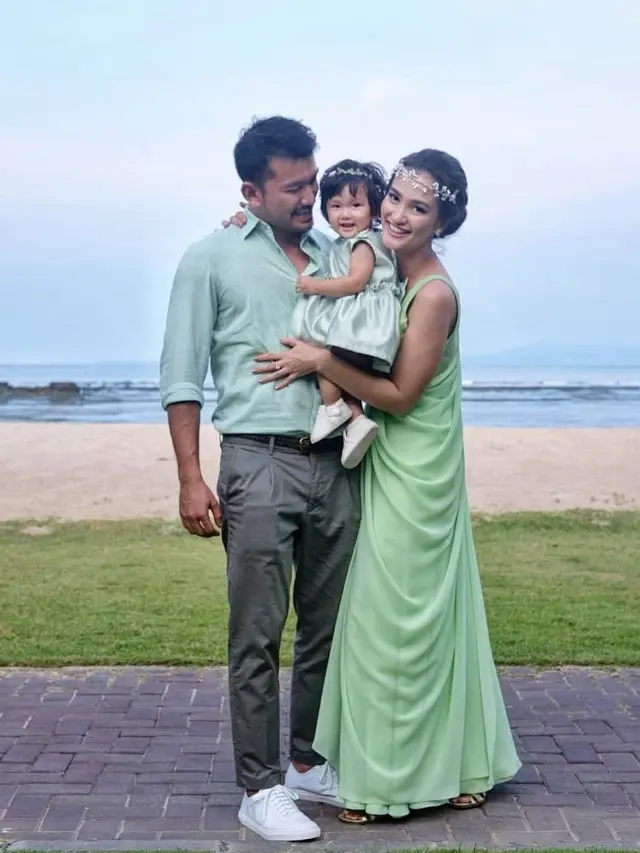 [Bintang] Bikin Iri, Ini 8 Foto Kekompakan Keluarga Rio Dewanto dan Atiqah Hasiholan