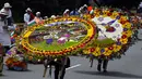 Dalam parade ini, setiap orang yang berpartisipasi nampak menggendong karangan bunga yang disebut silletero.  (AFP/Fredy Builes)