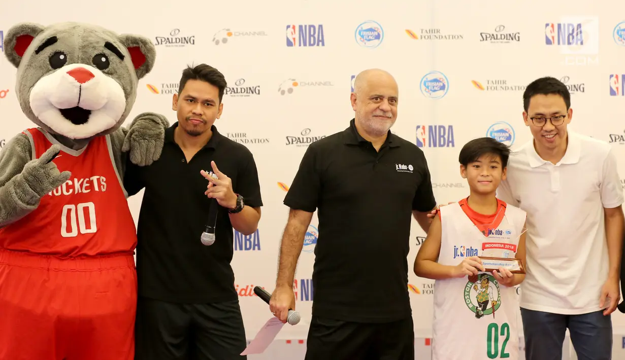 Presiden Direktur Emtek sekaligus Member of Counsel NBA Asia Alvin Sariaatmadja (kanan) foto bersama dengan penerima penghargaan Jr NBA Indonesia pada acara National Training Camp di Pluit Village Mall, Jakarta, Minggu (29/7). (Liputan6.com/Fery Pradolo)
