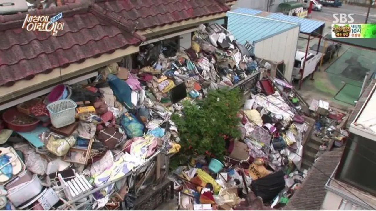 Selama Setahun, Keluarga Ini Terjebak di Rumah Sampah 