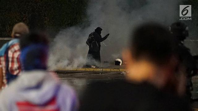 Bercadar Hitam, Perempuan Misterius Ini Berjalan ke Gedung Bawaslu