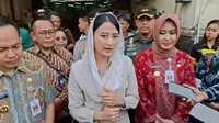 Wamendag Dyah Roro Esti Widya Putri didampingi Wali Kota Solo Respati Arsi dan Wakil Wali Kota Solo Astrid Widayani di Solo, Selasa (4/3).(Liputan6.com/Fajar Abrori)