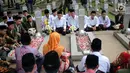 Menteri Sosial Khofifah Indar Parawansa bersama para santri penghafal Alquran berdoa bersama di salah satu makam pahlawan saat melakukan ziarah di Taman Makam Pahlawan Kalibata, Jakarta, Senin (2/10). (Liputan6.com/Faizal Fanani)
