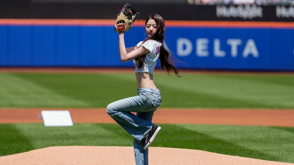 'Body Tea' Jang Wonyoung IVE First Pitch di New York Jadi Sorotan