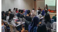 Penampilan Cantik Maia Estianty Saat Menjadi Dosen Tamu