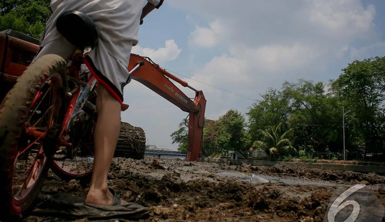 Tak ada ketakutan dalam diri bocah itu meski alat-alat berat menimbulkan suara gemuruh, Jakarta, Jumat (19/9/2014) (Liputan6.com/Faizal Fanani)