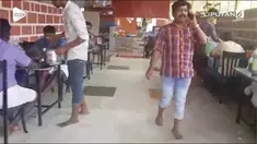 Pemilik restoran Maheeshathu, India  mengubah lantai restorannya menjadi kolam ikan. Hal ini merupakan salah satu cara agar restorannya ramai oleh pengunjung.