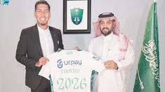 Bursa transfer musim panas 2023/2024 masih terus berlangsung. Liga Arab Saudi atau Saudi Pro League yang sejak tengah musim 2022/2023 kedatangan bintang Liga Inggris, Cristiano Ronaldo yang hengkang dari Manchester United untuk memperkuat Al Nassr, terus membuka keran kedatangan para pemain asal Liga Inggris di bursa transfer musim panas 2023. Sejauh ini, Liga Arab Saudi telah memastikan 5 pemain asal Liga Inggris menandatangani kontrak dengan klub-klub kaya di Saudi Pro League. Siapa saja? Berikut daftar lengkap kelimanya. (instagram.com/alahliclub.sa)