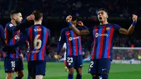 Selebrasi pemain Barcelona, Raphinha (kanan) bersama rekannya setelah memenangkan pertandingan pekan ke-20 La Liga 2022/2023 melawan Sevilla yang berlangsung di Camp Nou, Senin (6//2/2023). (AP Photo/Joan Monfort)