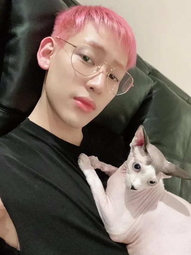 Bambam GOT7 dan kucingnya. (Instagram/ bambam1a)