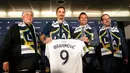 Zlatan Ibrahimovic bersama Presiden LA Galaxy, Chris Klein serta Presiden menunjukkan jersey klub LA Galaxy usai resmi bergabung dalam konferensi pers bersama Major League Soccer (MLS) di StubHub Center, California, Jumat (30/3). (AP/Ringo H.W. Chiu)