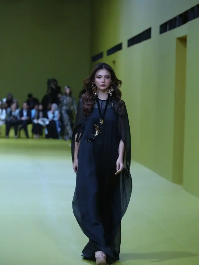 Ivan Gunawan Persembahkan Show Terakhir sebelum Tinggal di Luar Negeri, Pamerkan Koleksi Lebaran Terinspirasi Kenangan Masa Kecil