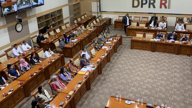 Rapat bersama pengelola sirkus Oriental Circus Indonesia (OCI) yang juga pengelola Taman Safari Indoensia (TSI) dengan mantan pemain sirkus di Komisi III DPR, Senayan, Jakarta, Senin (21/4/2025). (Liputan6.com/Delvira Hutabarat)