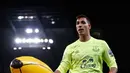 Kiper Everton, Joel Robles melempar sebuah balon pisang keluar lapangan di stadion Etihad, Inggris, (27/1). Simbol pisang merupakan bentuk  rasis yang  seperti kasus pemain Barcelona yang dilempar pisang oleh supporter lawan. (Reuters / Andrew Yates)