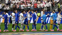 Para pemain Kroasia dan Inggris berjabat tangan sebelum pertandingan Grup L Piala Dunia 2026 antara Inggris dan Kroasia di Stadion Dallas di Arlington pada 18 Juni 2026. (Paul ELLIS/AFP)