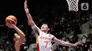 Pebasket Timnas Indonesia, Andakara Prastawa Adhyaksa (kiri) mencoba melewati adangan Minghui Sun (China) pada laga playoff perempat final FIBA Asia Cup 2022 di Istora Senayan, Jakarta, Senin (18/7/2022). Timnas basket Indonesia tersingkir dari ajang FIBA Asia Cup 2022 usai menelan kekalahan telak 58-108 dari China. (Liputan6.com/Helmi Fithriansyah)