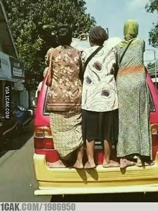 6 Tingkah Ibu-Ibu Paling Gokil Usai Pulang Hajatan Naik Mobil Ini Kocak