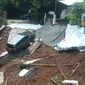 Jalan longsor, mobil terjebak berjam-jam di kawasan jalan Bukit Melati Raya perumahan Sendangmulyo Semarang. Foto: liputan6.com/felek wahyu.