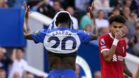 Alih alih menambah gol, Liverpool malah kebobolan di menit ke-78. Lewis Dunk mengubah skor jadi 2-2 usai manfaatkan umpan March. (AP Photo/Alberto Pezzali)