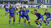 Para pemain Persib Bandung merayakan gol yang dicetak oleh Thom Haye ke gawang Malut United dalam laga pekan ke-20 BRI Super League 2025/2026 di Stadion Gelora Bandung Lautan Api, Bandung, Jumat (6/3/2026) malam WIB. (Bola.com/Erwin Snaz)