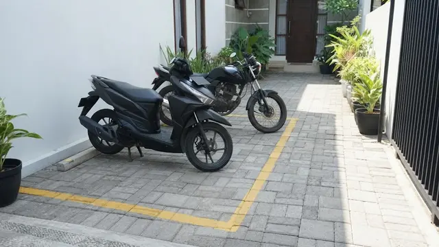Ide Membuat Area Parkir Motor Tetap Rapi di Rumah Tanpa Garasi