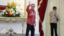 Ketum Partai Amanat Nasional (PAN) Zulkifli Hasan melambaikan tangan kepada wartawan saat berada di Istana Negara, Jakarta, Rabu (2/9/2015). PAN menyatakan resmi bergabung dengan koalisi partai pendukung pemerintah. (Liputan6.com/Faizal Fanani)