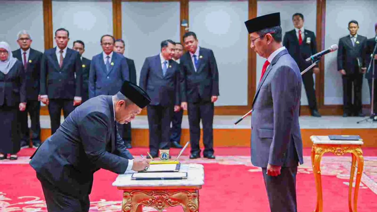 Penjabat (Pj) Gubernur DKI Jakarta Heru Budi Hartono melantik Heru Suwondo sebagai Kepala Dinas Bina Marga Provinsi DKI Jakarta di Balai Kota pada Selasa (5/12/2023).