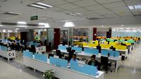 Suasana di perusahan startup Nasscom's Startup Warehouse, Bangalore, India (7/2). Ratusan anak muda India bekerja pada perusahaan startup dengan harapan mereka bisa seperti Steve Jobs atau Mark Zuckerberg. (AFP PHOTO / Manjunath Kiran)