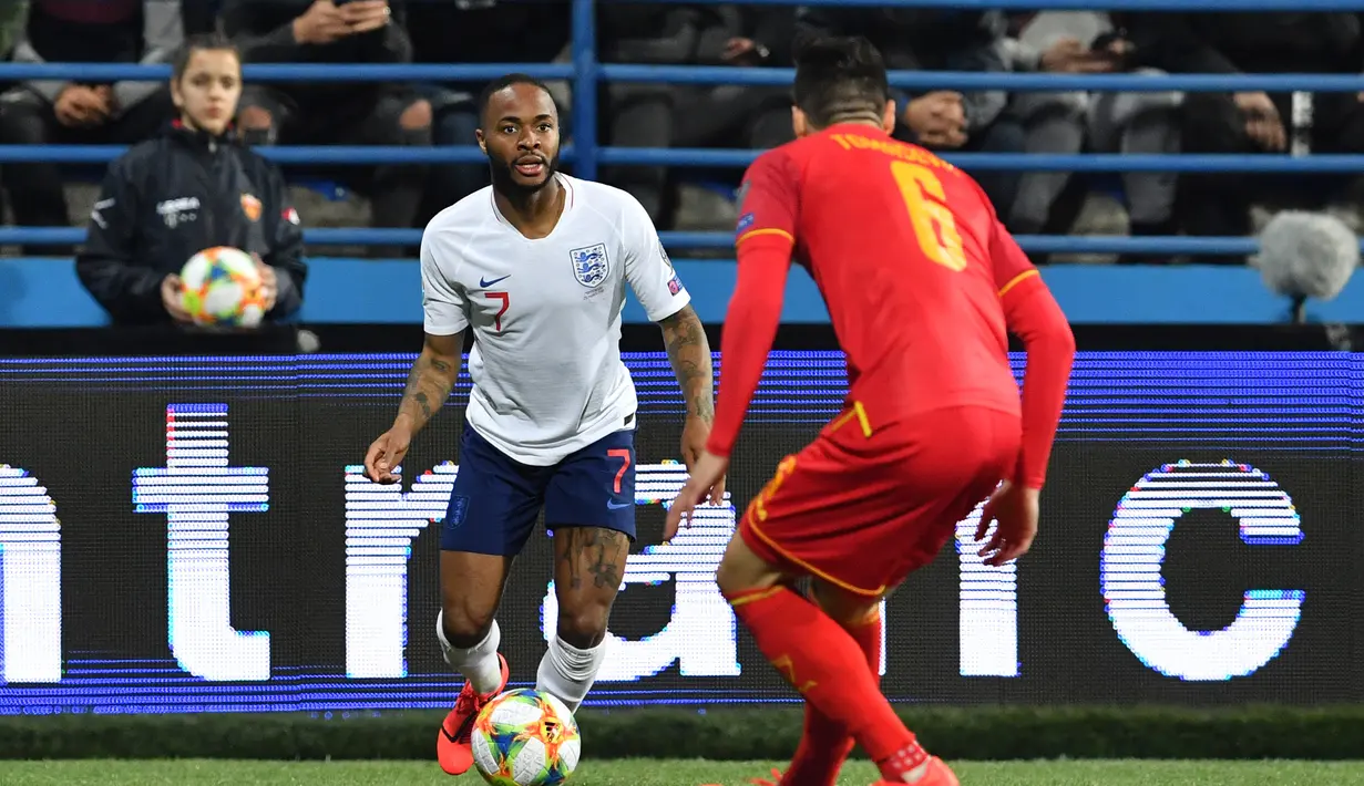 Aksi Raheem Sterling mencoba melewati pemain Montenegro pada laga kedua Kualifikasi Piala Eropa 2020 yang berlangsung di Stadion Pod Goricom, Podgrica, Selasa (26/3). Timnas Inggris menang 5-1 atas Montenegro. (AFP/Andrej Isakovic)