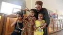 Anak-anak tampak memegang ular dengan ditemani seorang penjaga kebun binatang Salah Tolba di Giza , Mesir , 28 April 2016. kebun binatang berukuran 1.500 meter ini menjadi bahwa warga Mesir dapat menghrmati hewan. (REUTERS / Mohamed Abd El Ghany)