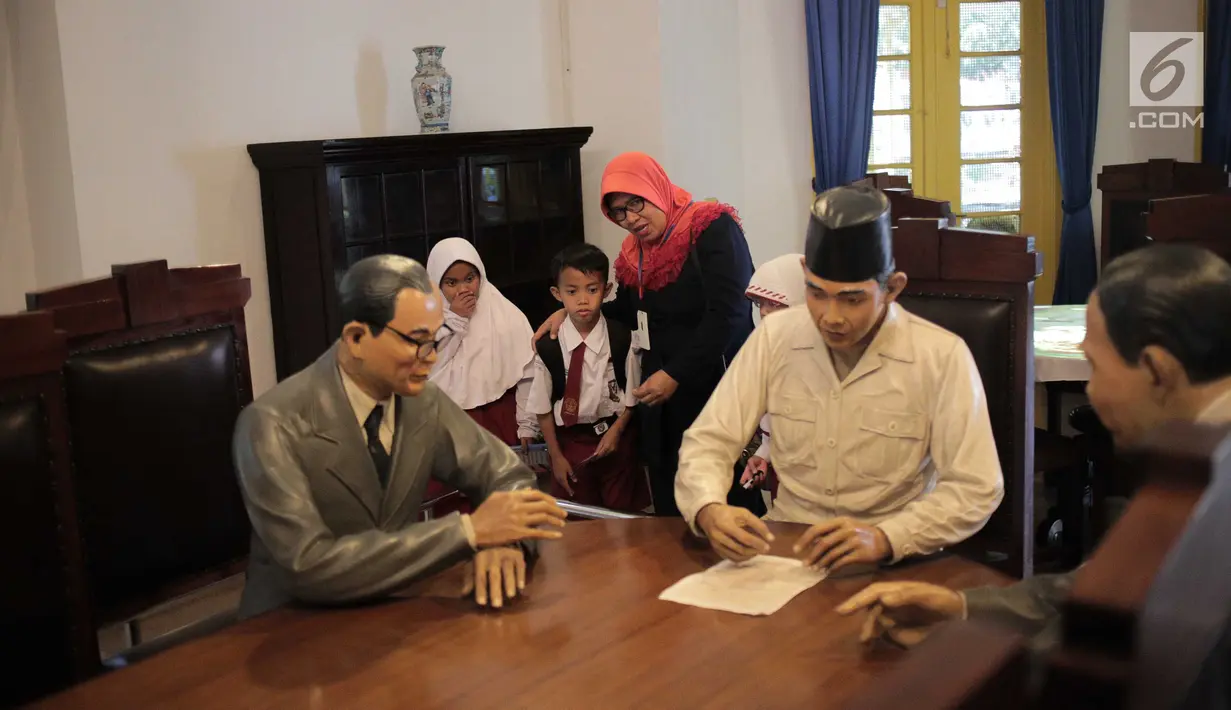 Siswa SDN Menteng Atas 05 Pagi mengamati diorama perumusan naskah Proklamasi di Museum Perumusan Naskah Proklamasi, Jakarta, Selasa (20/8/2019). Kunjungan tersebut merupakan bentuk pendidikan sekaligus pengenalan sejarah perjuangan Bangsa Indonesia sejak usia dini. (Liputan6.com/Faizal Fanani)