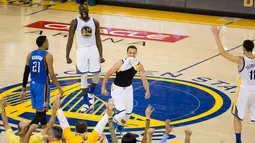 Stephen Curry #30 terlihat senang usai mencetak tiga angka saat melawan OKC Thunder pada final wilayah barat NBA Playoffs di Oracle Arena, (31/5/2016) WIB. Warriors menang 96-88. (Mandatory Credit: Kyle Terada-USA TODAY Sports)ts
