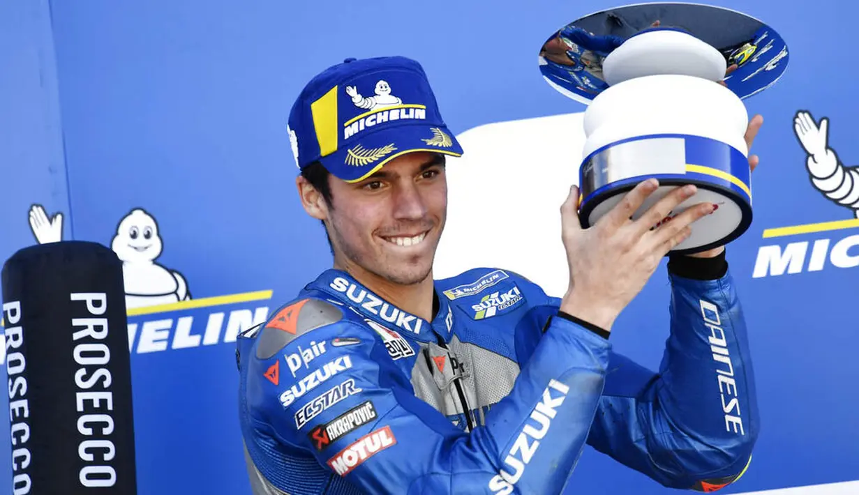 Pembalap Suzuki Ecstar, Joan Mir, melakukan selebrasi di atas podium usai balapan MotoGP Aragon, Spanyol, Minggu (18/10/2020). Alex Rins berhasil finis pertama dengan catatan waktu 41 menit, 54,391 detik. (AP Photo/Jose Breton)