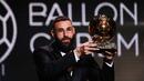 Pemain Real Madrid, Karim Benzema menerima penghargaan Ballon d'Or pada upacara penghargaan Ballon d'Or France Football 2022 di Theater du Chatelet di Paris, 17 Oktober 2022. (AFP/Franck Fife)