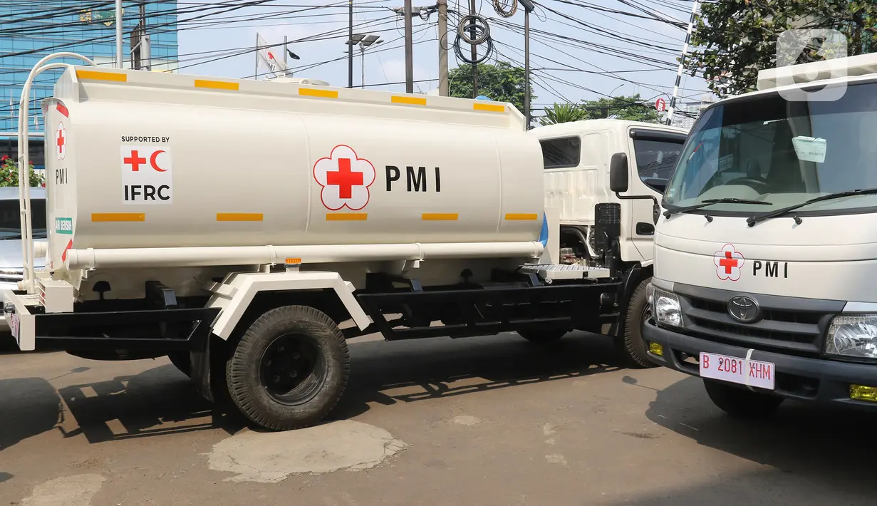 Truk tangki bantuan dari IFRC di Markas PMI Pusat, Jakarta, Jumat (17/1/2020). IFRC melalui Kepala IFRC Perwakilan Indonesia-Timor Leste dan Perwakilan ASEAN Jan Gelfand menyerahkan bantuan berupa 10 unit truk tangki air dan satu truk barang. (Liputan6.com/Herman Zakharia)