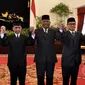 Ketua sementara KPK Taufiequrrachman Ruki, bersama Wakil Ketua sementara KPK Johan Budi, Indriyanto Senoadji, Adnan Pandu Praja dan Zulkarnain berfoto bersama usai pelantikan di Istana Negara, Jakarta, Jumat (20/2/2015). (Liputan6.com/Faizal Fanani) 