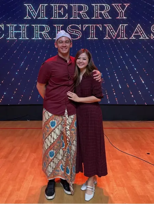 Franda dan Samuel Zylgwyn rayakan Natal dengan baju bernuansa warna merah maroon. Franda mengenakan long dress maroon bercorak dipadukan heels strap putih. [@frandaaa87]