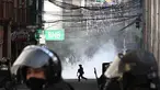 Para demonstran bentrok dengan polisi anti huru hara selama unjuk rasa menentang Presiden Rodrigo Paz di La Paz, Bolivia, pada 25 Mei 2026. (AIZAR RALDES/AFP)