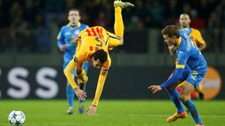 Pemain Barcelona, Sergio Busquets (kiri) terjatuh saat berebut bola dengan pemain BATE Borisov, Vitali Gaiduchik, dalam laga Grup E Liga Champions di Stadion Borisov Arena, Minsk, Belarus, (20/10/2015). (Reuters/Vasily Fedosenko)