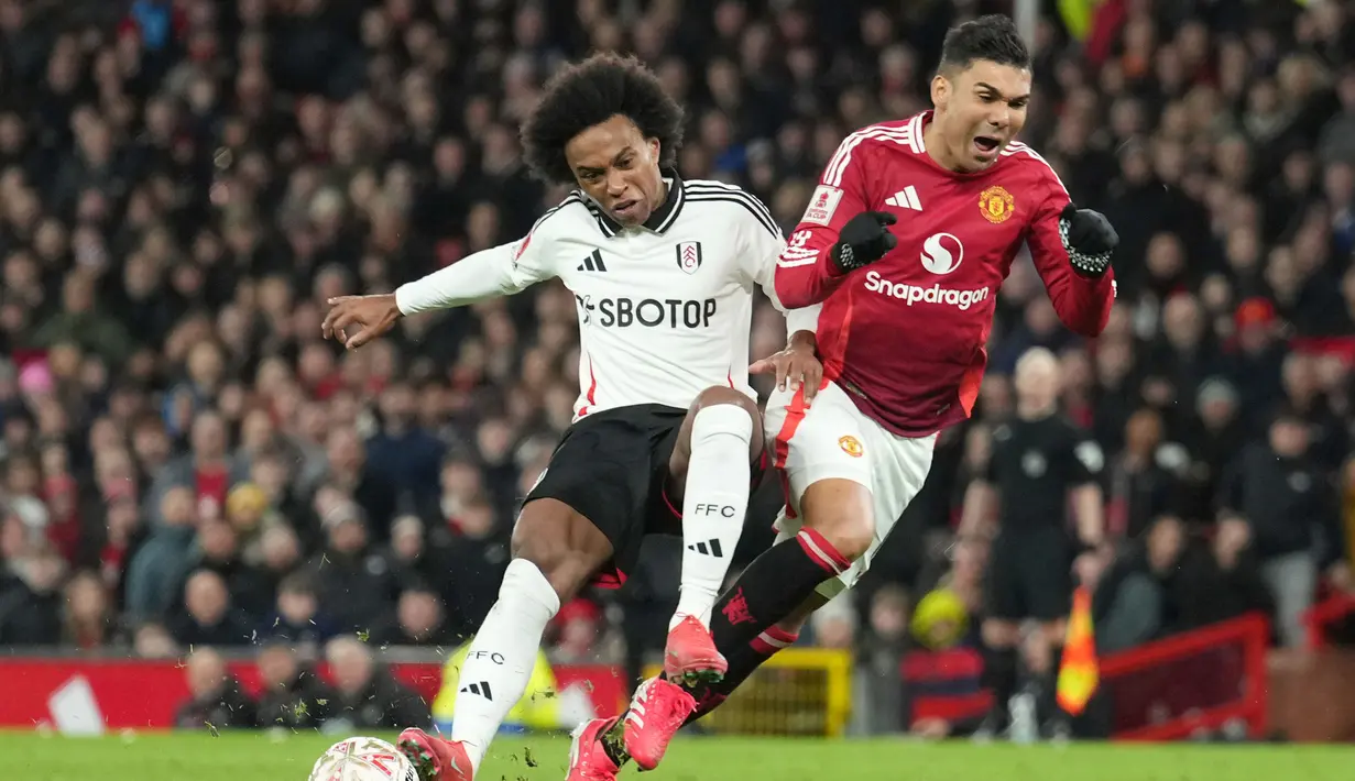 Manchester United harus mengakui keunggulan Fulham dengan skor 1-1 (3-4 adu penalti) dalam laga putaran kelima FA Cup 2024/2025 yang dihelat di Old Trafford, Minggu (2/3/2025) malam WIB. (AP Photo/Jon Super)