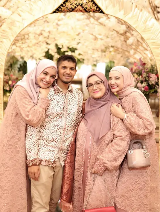 Zaskia dan Shireen Sungkar tampil kompak mengenakan kebaya modifikasi warna coklat. Begitupun dengan ibundanya, Fanny Bauty yang mengenakan kebaya brokat panjang dipadukan kerudung  keungunnya.  [@shireensungkar]