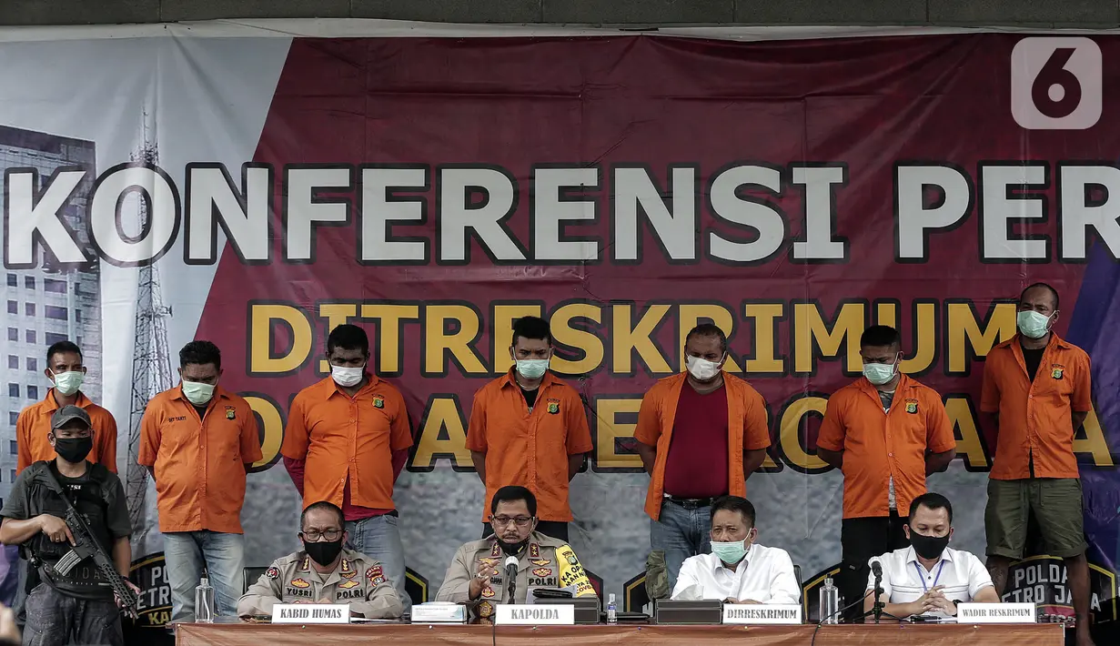 Kapolda Metro Jaya Irjen Nana Sudjana (kedua kiri) menyampaikan keterangan saat rilis kasus premanisme kelompok John Kei di Polda Metro Jaya, Jakarta, Senin (22/6/2020). Dirkrimum Polda Metro Jaya menangkap 30 tersangka dan sejumlah barang bukti senjata tajam. (Liputan6.com/Johan Tallo)
