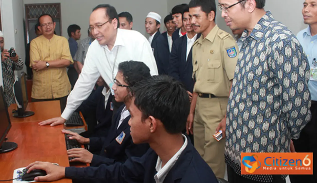 Citizen6, Depok: Kepala Divisi SDM dan Talenta PLN, Roikhan sedang melihat aktivitas belajar dan fasilitas santri.