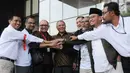 Ketua KPK Agus Rahardjo, Wakil Ketua KPK Saut Situmorang, mantan Ketua KPK Abraham Samad dan mantan Wakil Ketua KPK Bambang Widjojanto foto bersama saat menyambut penyidik senior KPK Novel Baswedan, Jakarta, Jumat (27/7). (Merdeka.com/Dwi Narwoko)
