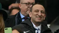 Chairman&nbsp;Brighton, Tony Bloom, duduk di kursinya untuk pertandingan Liga Primer Inggris antara Brighton dan Hove Albion dan Tottenham Hotspur di Stadion Komunitas American Express di Brighton, Inggris selatan pada 6 Oktober 2024. (Glyn KIRK/AFP)