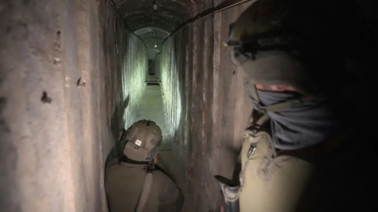 Tentara Israel di terowongan bawah tanah di bawah sebuah rumah sakit di Kota Gaza pada bulan November. (AP)