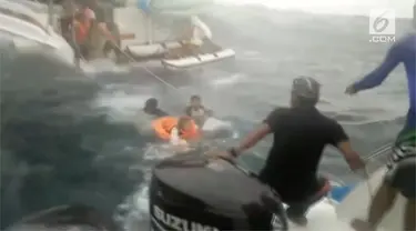 Upaya penyelamatan 14 turis asal Spanyol di Thailand. Mereka terombang ambing di laut lepas karena  kapal yang ditumpangi mengalami gangguan teknis.