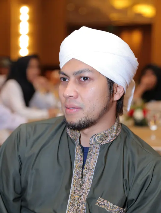 Di tengah popularitasnya, ia merasakan ada kekosongan dalam hatinya. Ia lantas memberanikan diri berhijrah untuk menjadi yang lebih baik memperdalam agama. (Andy Masela/Bintang.com)