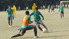 Pemain Timnas Indonesia U-16, Hamsa Lestaluhu, saat latihan di Lapangan Atang Sutresna, Cijantung, Selasa (12/9/2017). Latihan tersebut untuk persiapan kualifikasi Piala Asia U-16 di Thailand. (Bola.com/M Iqbal Ichsan)
