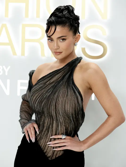 <p>Kylie Jenner menghadiri CFDA Fashion Awards di Casa Cipriani, New York City, Amerika Serikat, 7 November 2022. Dua minggu setelah menyajikan beberapa kostum Halloween yang bergaya, Kylie Jenner tampil memukau di karpet merah CFDA Fashion Awards 2022. (Dimitrios Kambouris/Getty Images/AFP)</p>